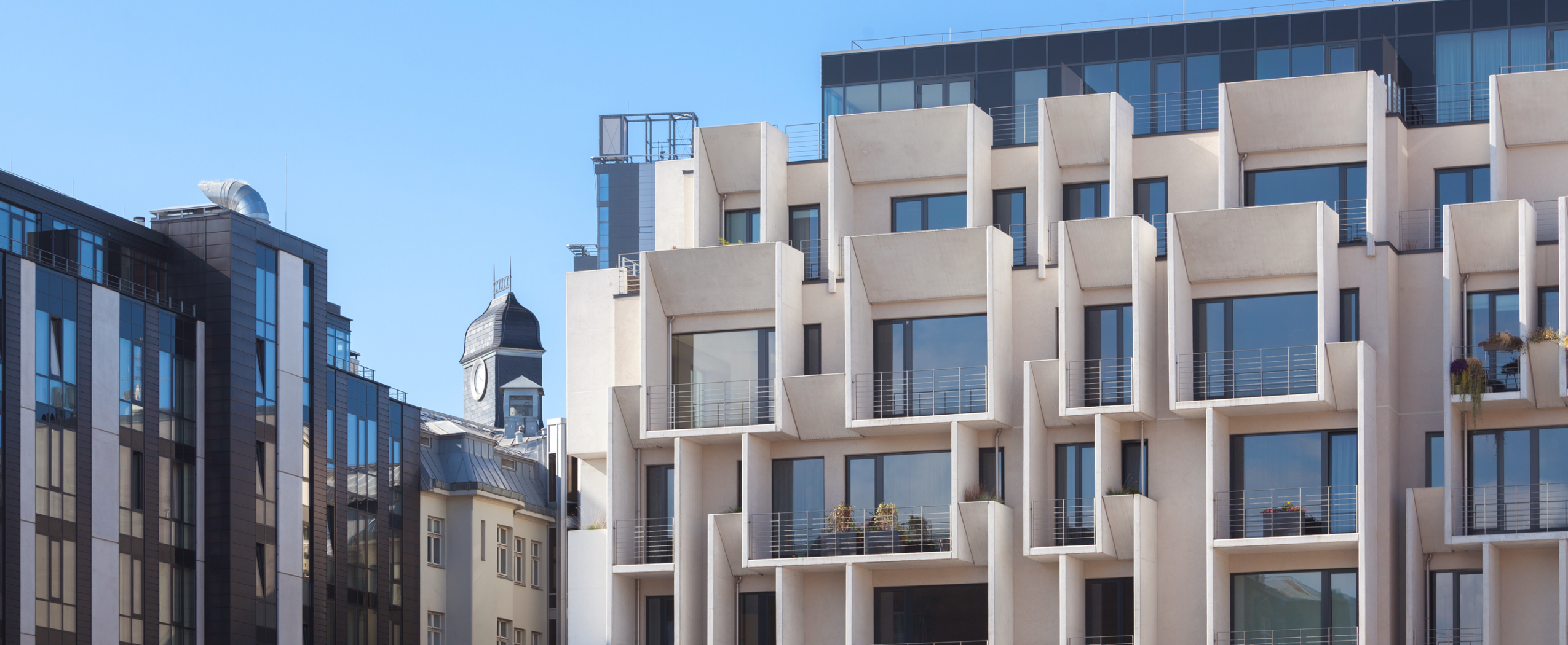 CENTRUS pirmās kārtas pagalma ēka ar apzaļumotu un labiekārtotu iekšpagalmu Rīgas centrā.