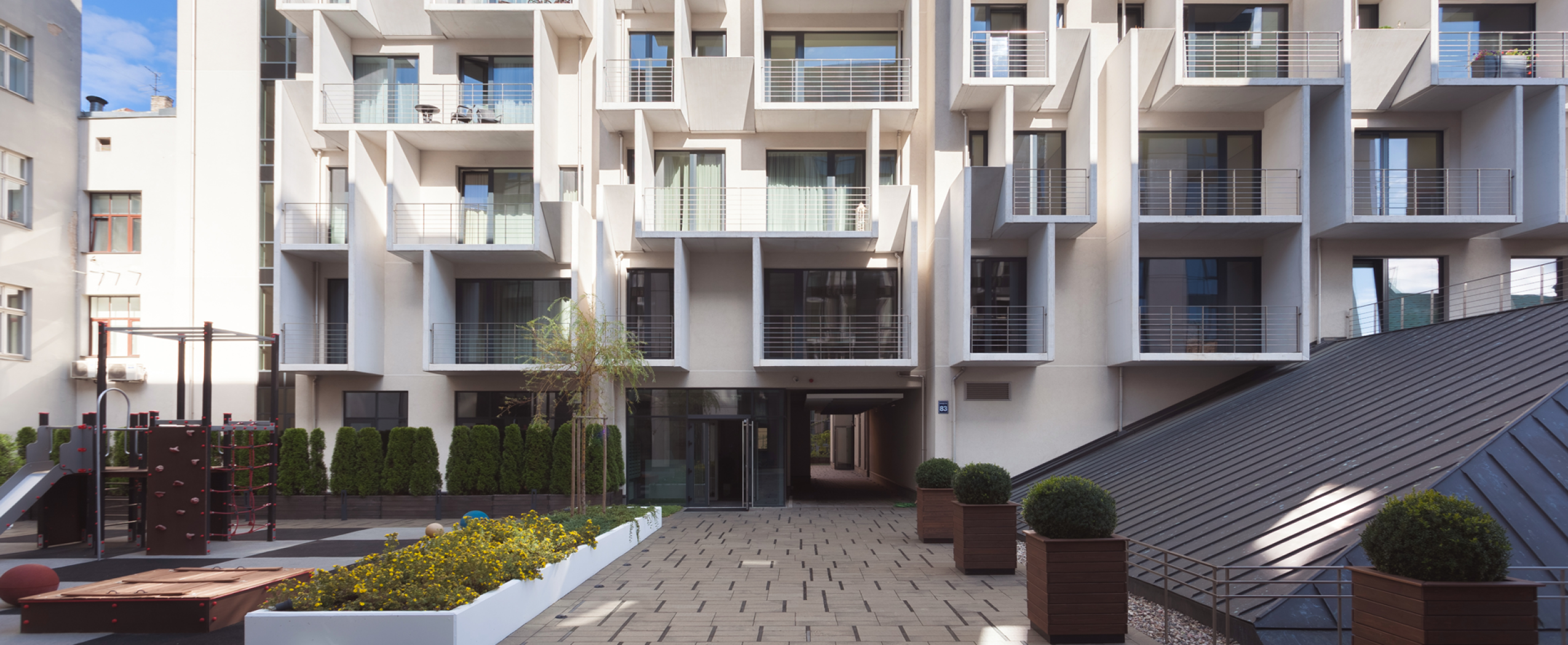 Здания первой стадии CENTRUS и благоустроенная детская площадка для семей жителей в центре Риги.