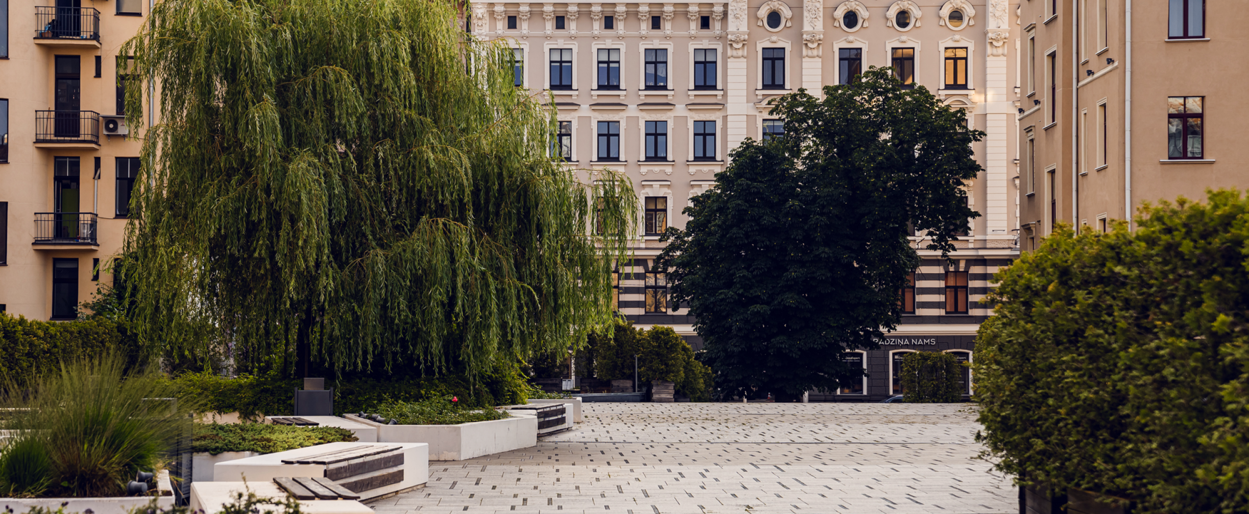 Rīgas centra mājīgā ainava ar ielām, parkiem un vēsturiskām ēkām CENTRUS kvartāla tuvumā.