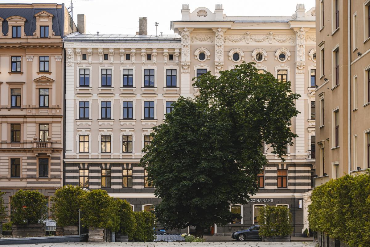 Уютный пейзаж центра Риги с парками, улицами и историческими домами рядом с жилым кварталом CENTRUS.