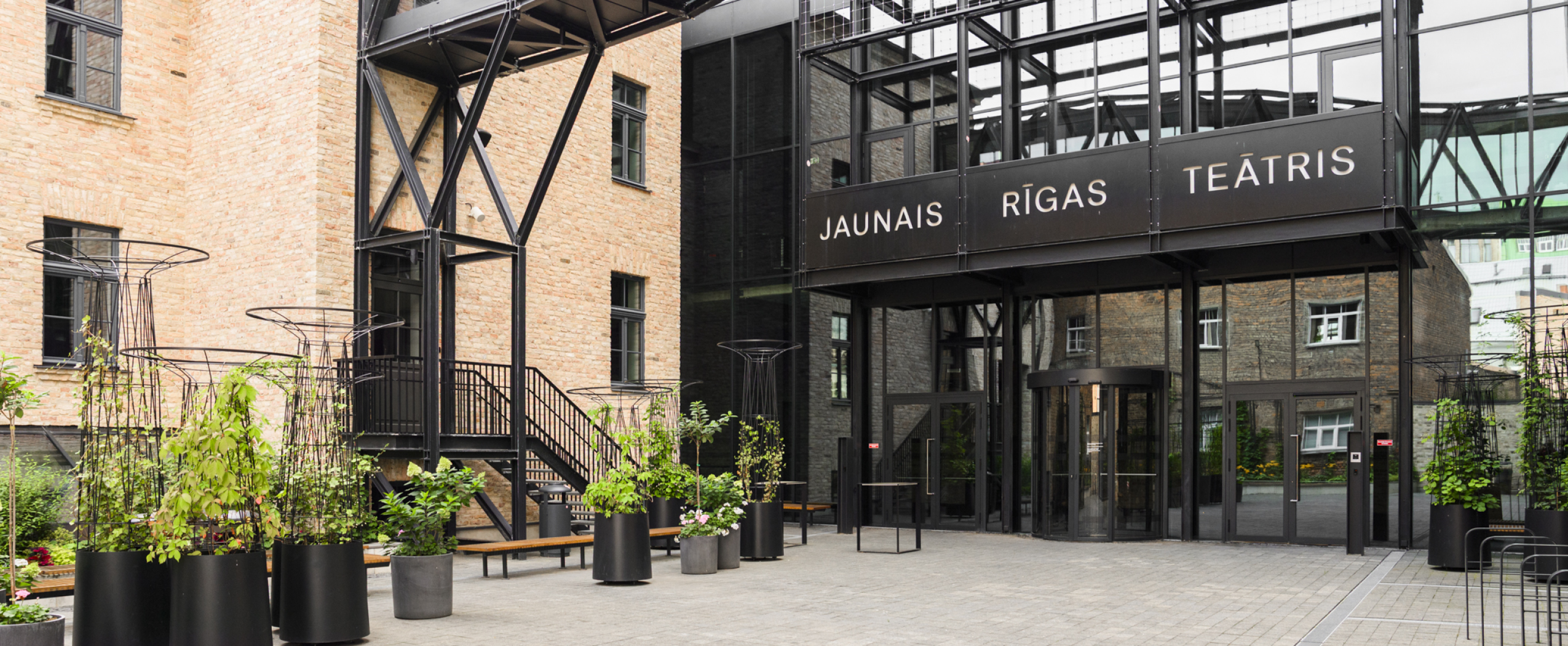 Rīgas centra mājīgā ainava ar ielām, parkiem un vēsturiskām ēkām CENTRUS kvartāla tuvumā.