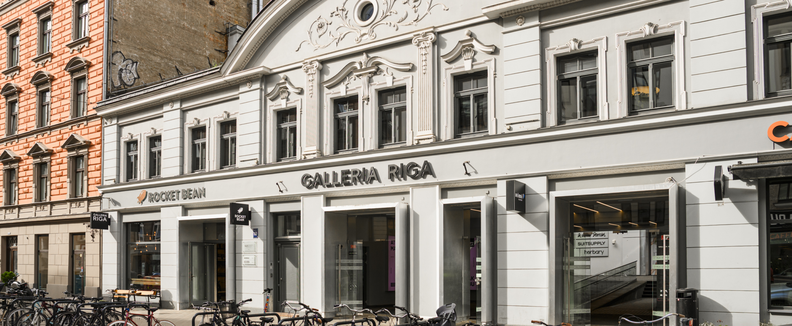 Rīgas centra mājīgā ainava ar ielām, parkiem un vēsturiskām ēkām CENTRUS kvartāla tuvumā.